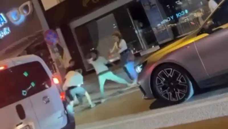 Cadde Boks Ringi Oldu: Şehir Sokaklarında Yumruklar Havada Uçuştu!