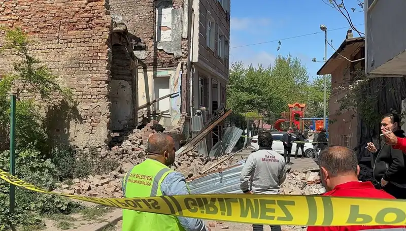 Fatih'te Depremde Çöken Bina: Korkunç Anlar ve Kurtarma Çalışmaları