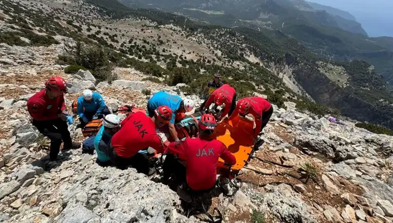Fethiye'de Paraşüt Faciası: Kayalıklara Düşen 2 Can Hayatını Kaybetti