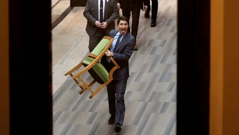 Trudeau, Sandalyesini de Alarak Olaylı Bir Şekilde Gitti!