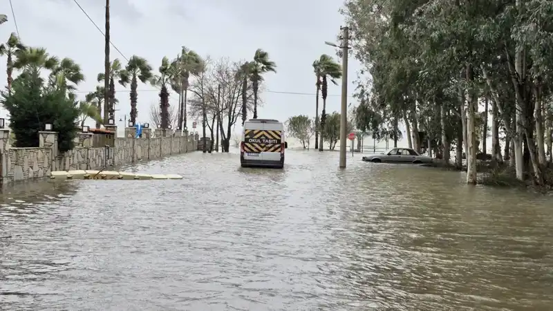 Göl Taşınca Tehlike Büyüdü: İlçe Sular Altında Kaldı!
