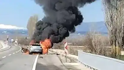 Kütahya'da Seyir Halindeki Otomobilin Yangını Korkuttu: Olay Anı Kamerada!