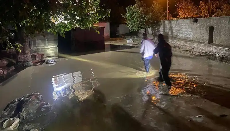 20 Dakikalık Yağışın Ardından Gelen Sel Felaketi: 1 Ev Çöktü, 3 Ev Boşaltıldı