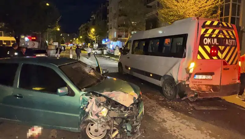 Otomobil Servis Minibüsüne Çarptı: 6 Kişi Hastanelik Oldu!