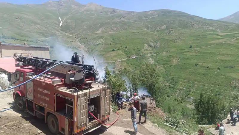 Van'da Trajik Olay: Evde Yangın Çıktı, Bir Çocuk Hayatını Kaybetti