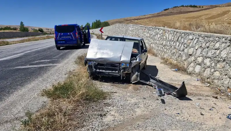 Kontrolden Çıkan Otomobil Duvara Çarptı: İki Yaralı Kaza Sonrası Sağlık Durumu Açıklandı