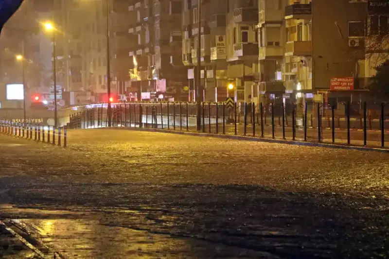 Antalya'yı Vuran Şiddetli Yağışlar: Yollar Göl Haline Geldi!