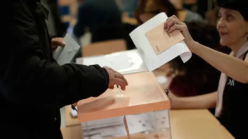 İspanya'da Sosyalist Parti İkinci Seçim Hezimetini Yaşadı: Nedenler ve Sonuçlar