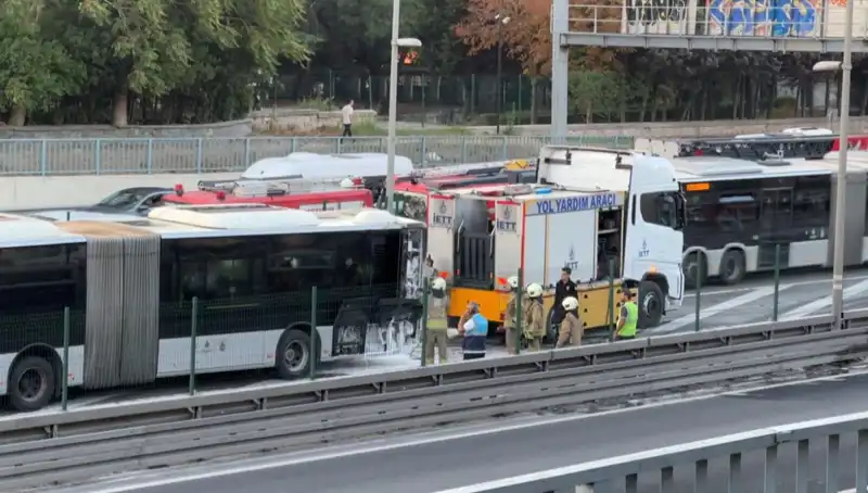 İstanbul'da Metrobüs Yangını, Trafikte Kaos: Yolcular Ne Yapacak?