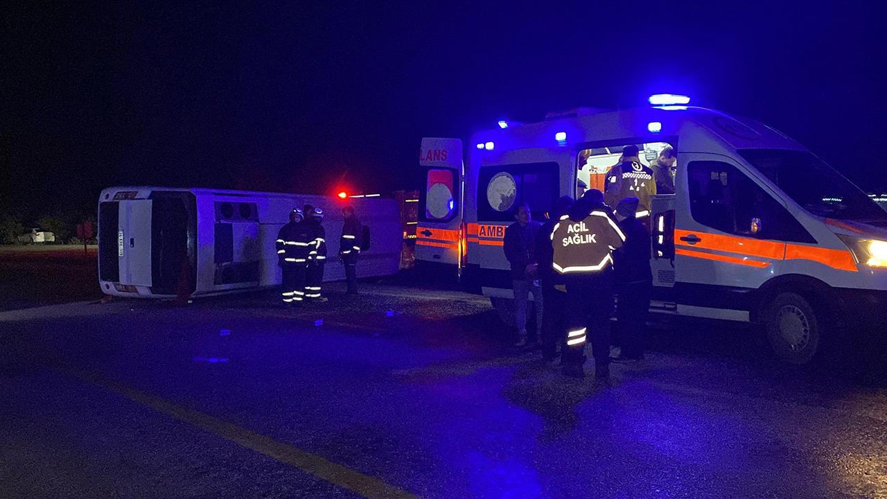 Cenazeye giden midibüs devrildi: 1 kişi hayatını kaybetti, 23 kişi yaralandı