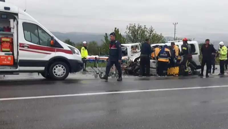 Denizli’de Korkunç Kaza! İki Araç Kafa Kafaya Çarpıştı, Yaralılar Hastanede