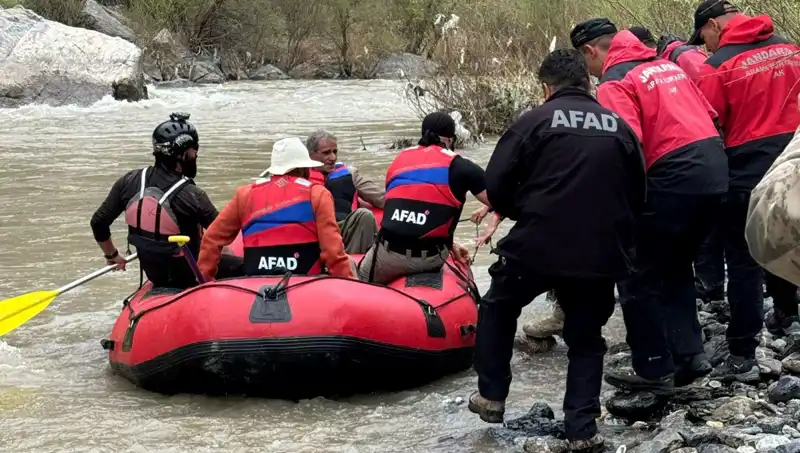 Zap Suyu Kenarında Mahsur Kalan 4 Kişi Kurtarıldı: Destansı Kurtarma Operasyonu