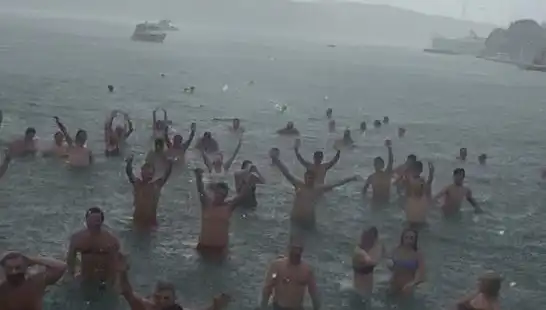 İstanbul Bebek'te Yağmura Rağmen Denize Girenler Hayran Bıraktı!