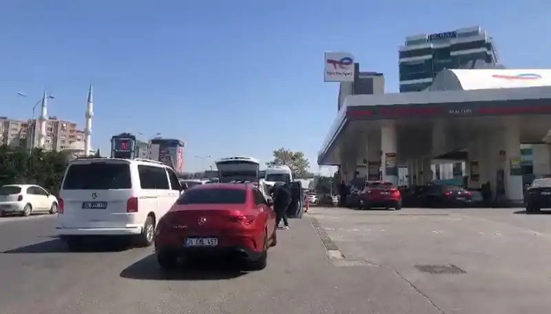 Deprem Sonrası Akaryakıt İstasyonlarında Oluşan Kuyruklar Halkı Endişelendiriyor