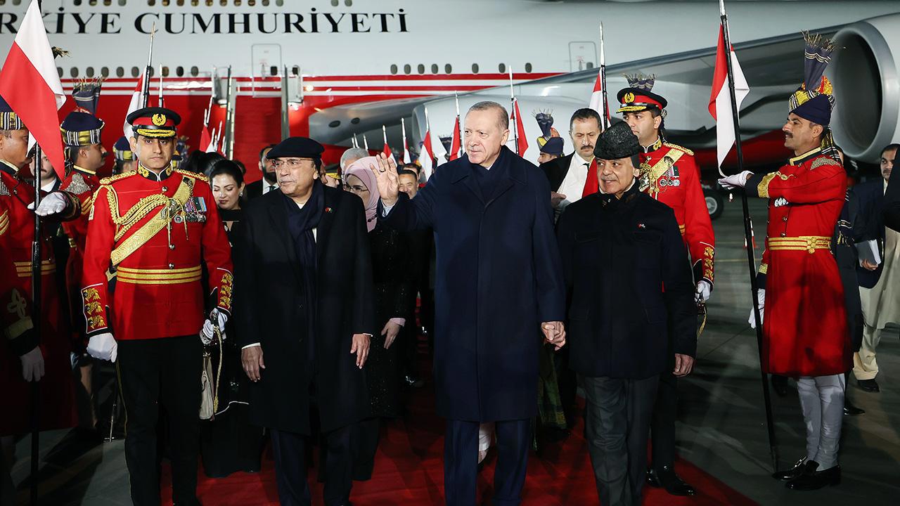 Cumhurbaşkanı Erdoğan Pakistan'da Diplomatik Görüşmelerde Bulundu