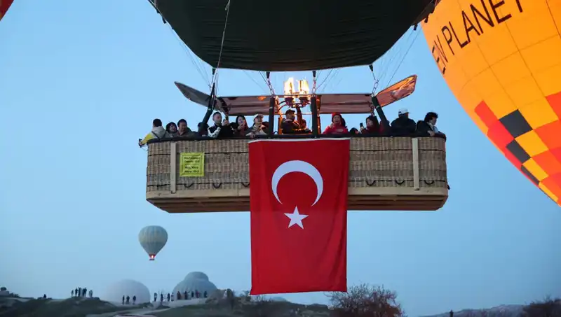 Kapadokya'da 23 Nisan Coşkusu: Balonlar Türk Bayraklarıyla Uçtu