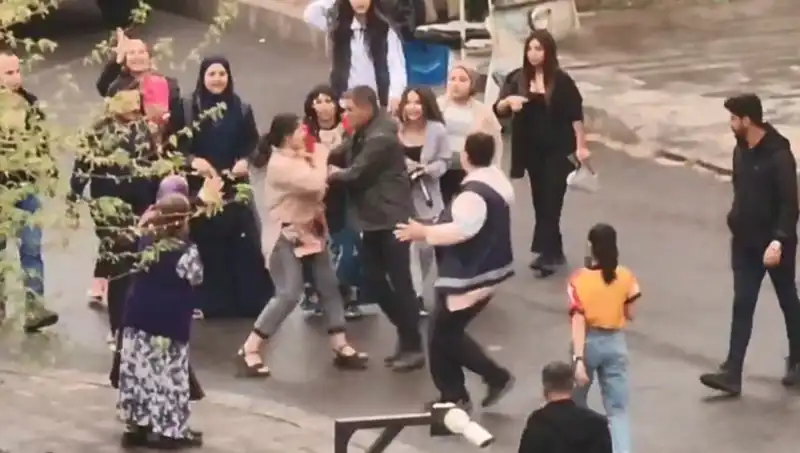 Adliye Önünde Yüzlerce Gözün Önünde Tekmeli Yumruklu Kavga!