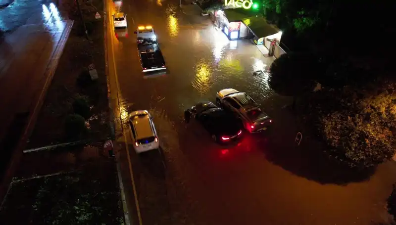 Adana’da Sağanak Yağış: Sokaklar Sular Altında Kaldı, Hayat Durma Noktasına Geldi!