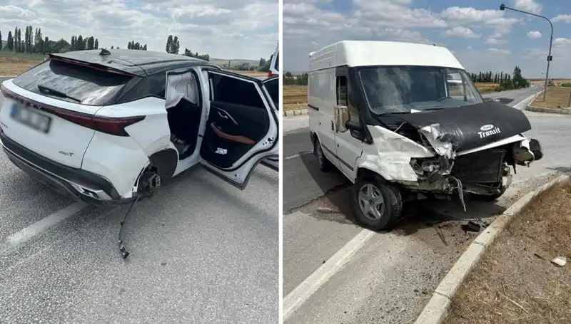 Çorum’da Kafa Kafaya Çarpışan İki Araçta Dehşet Anları!