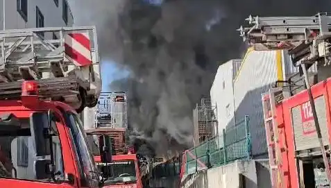 Tuzla'da Fabrika Yangını: Kontrol Altına Alındı, Olay Yerinden Son Gelişmeler
