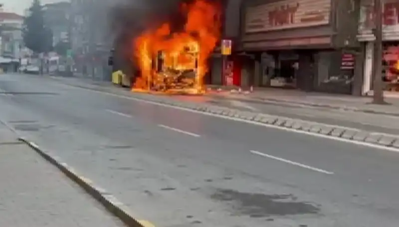 Ümraniye'de Yangın Alarmı: Korku Dolu Anlar Yaşandı!