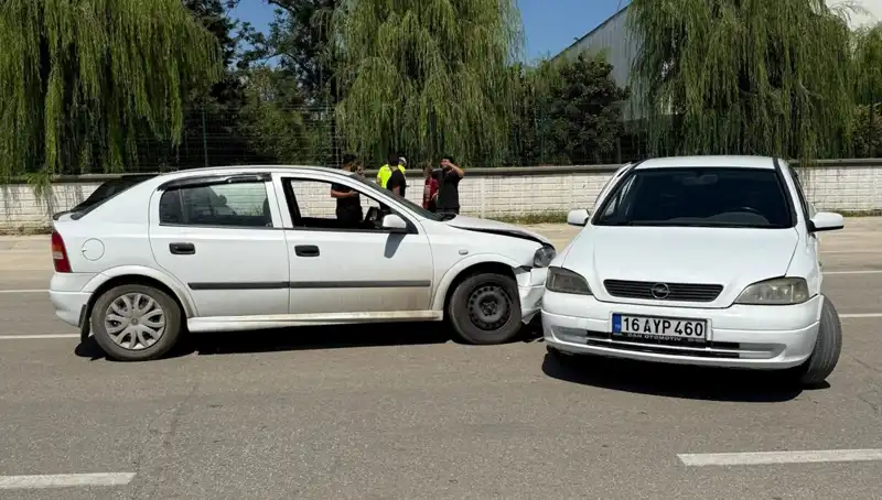 İki Otomobil Kaza Yaptı: Yaralılar Hastaneye Kaldırıldı!