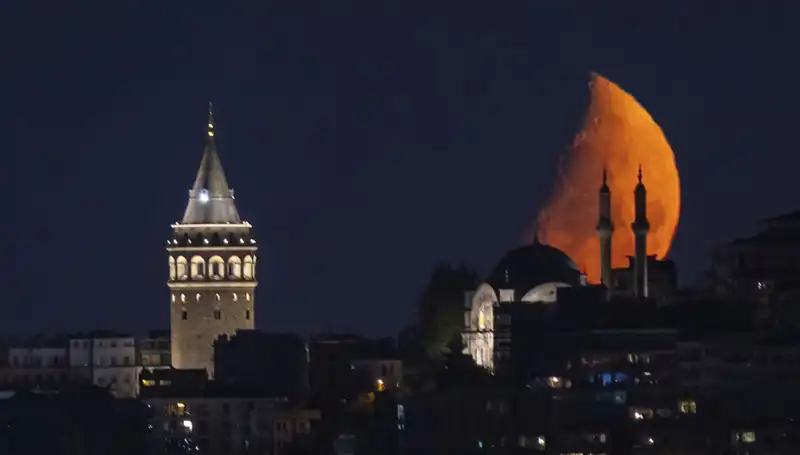 İstanbul'da Yarım Ay Gökyüzünü Büyüledi: Gözler Ocadı!