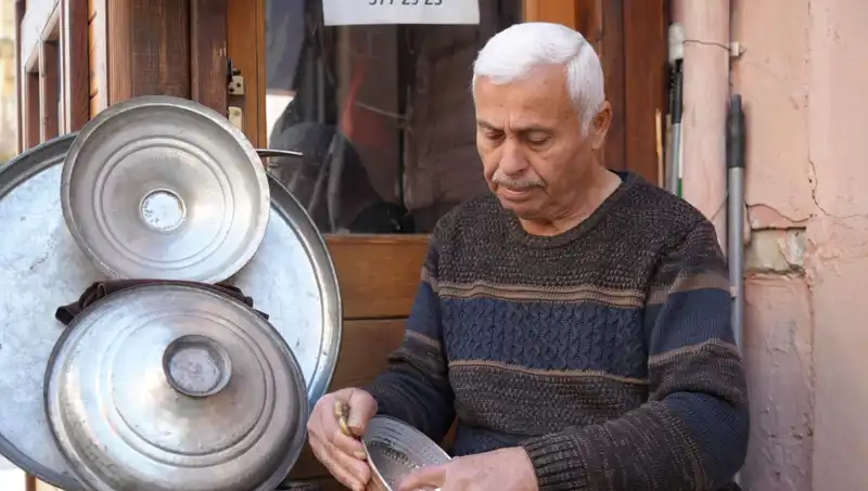 Geçmişin Işığında Kaybolan Meslekler: "O Günleri Mumla Arıyoruz"