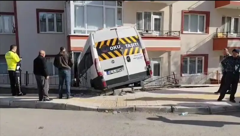 Okul Servisinin Balkona Girmesi Sonucu İki Öğrenci Yaralandı