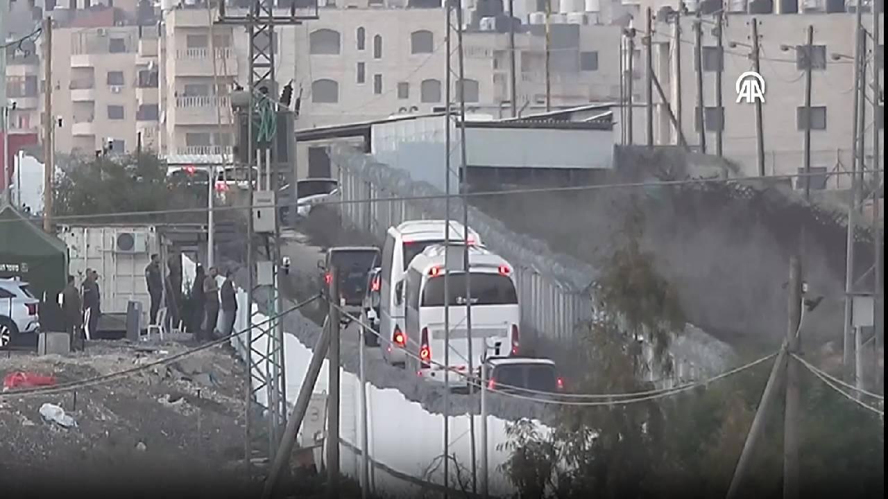 Filistinli Esirler İsrail Tarafından Kızılhaç’a Teslim Edildi