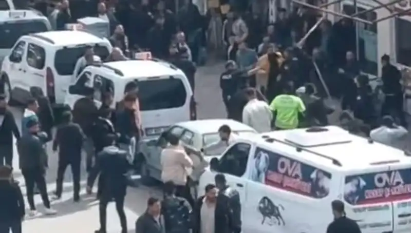 Erciş'te Taş ve Sopalarla Büyüyen Kavga: 7 Gözaltı