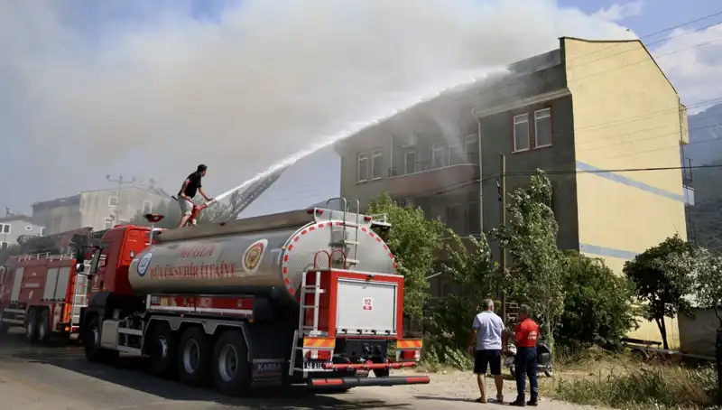 Çatı Katında Yangın: Korkutan Anlar ve Kurtarma Mücadelesi