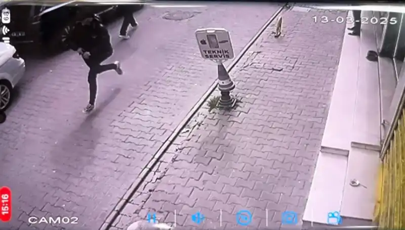 İstanbul’da Silahlı Saldırı: Şok Edici Olayda Genç Adam Bacağından Vuruldu
