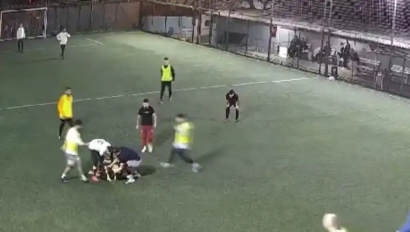 İki Halı Sahada Aynı Anda Gerçekleşen Ölüm Olayları Şok Etti