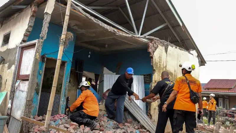 Endonezya'da Şiddetli Deprem: 5.7 Büyüklüğünde Sarsıntı ve Yıkım