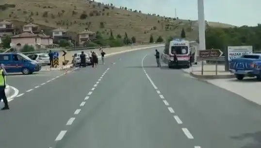 Elazığ'da Korkunç Kaza: İki Otomobil Çarpıştı, Yaralılar Ambulansa Taşındı!